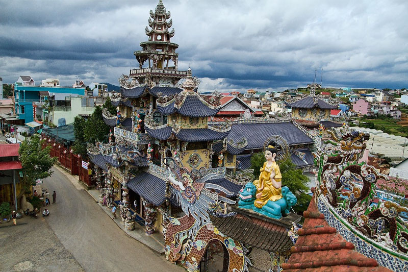 Ve Chai Linh Phuoc Pagoda in Dalat - Impressive spiritual tourist destination