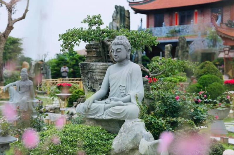 The Buddha statue in the pagoda is very elaborately designed