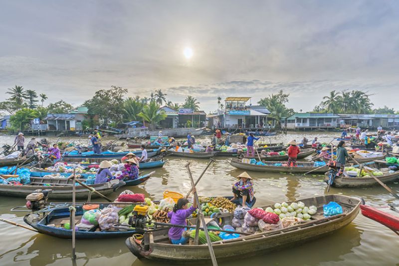 Cai Rang Floating Market is attracting more and more international tourists to experience