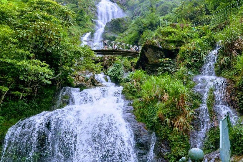 Silver Waterfall - a majestic waterfall that attracts adventurous people to experience