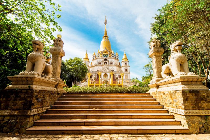 Discover the pure and peaceful space when coming to Buu Long Pagoda
