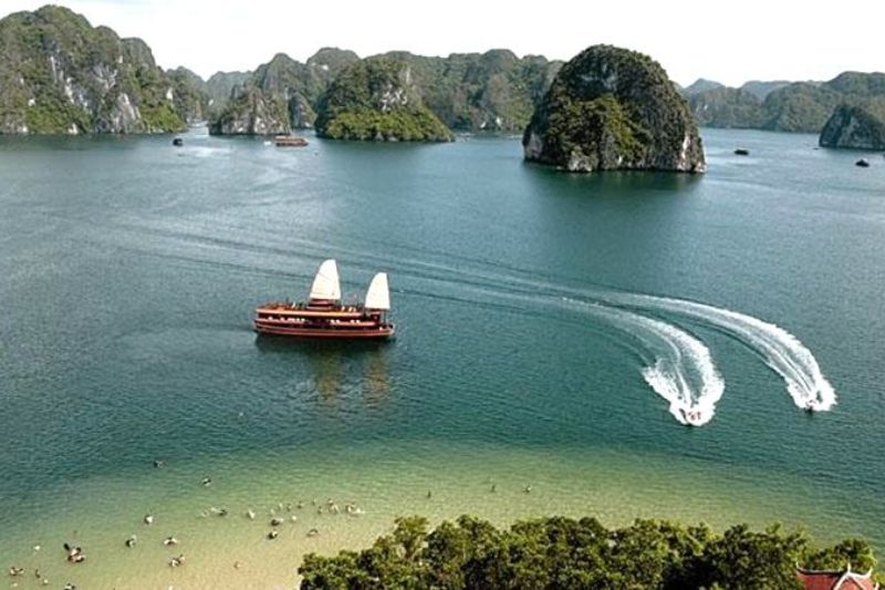 Ha Long Beach attracts tourists by its clear and memorable beauty