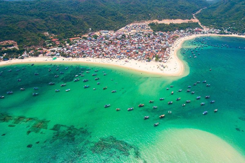 Quy Nhon beach makes tourists remember because of its gentle and mysterious beauty