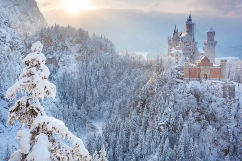 Neuschwanstein Castle, Bavaria, Germany was built majestically and majestically on a cliff