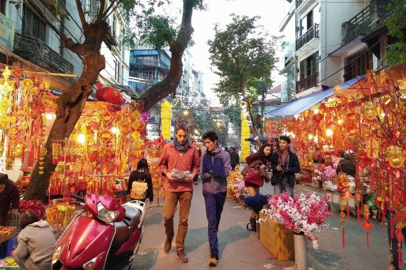 Hanoi in January: People are eager to buy Tet to prepare for a lucky new year