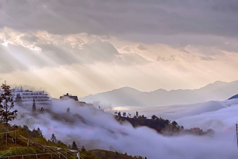 The experience of hunting clouds in the early morning in Sapa in October is interesting