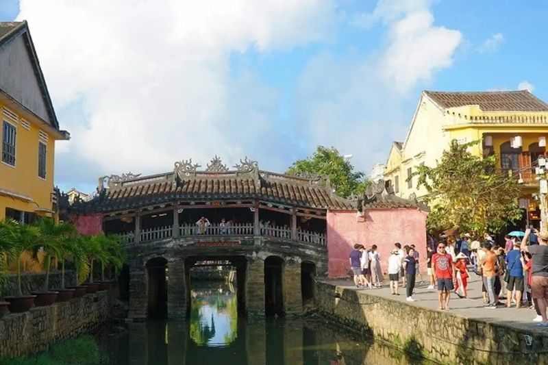 In October, Hoi An cannot be missed with its ancient and friendly beauty