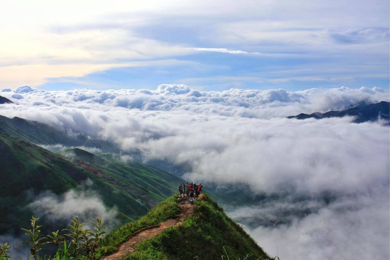 Hunting clouds in Ta Xua Lang Son in November brings visitors a novelty