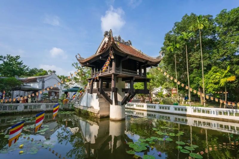 Come to Hanoi in December, don't forget to visit One Pillar Pagoda with unique architecture