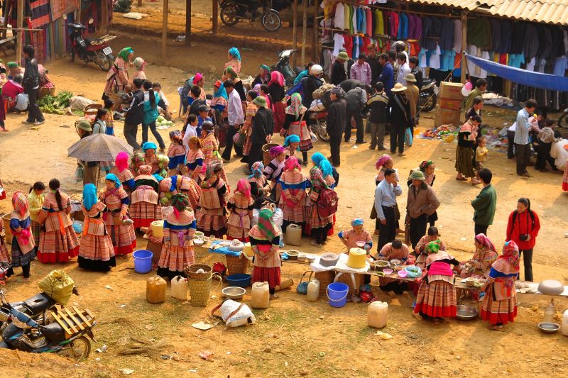 The bustling Sapa market in April attracts a large number of tourists to experience