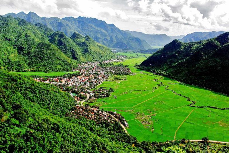 Mai Chau Hoa Binh in April always attracts tourists with its unique culture and nature