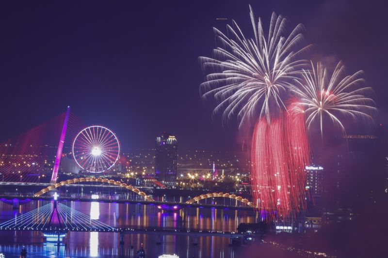 July in Da Nang has many festivals, in which the wonderful fireworks festival is not to be missed!