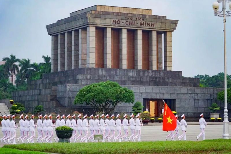 In July, visiting Hanoi cannot miss the Ho Chi Minh Mausoleum