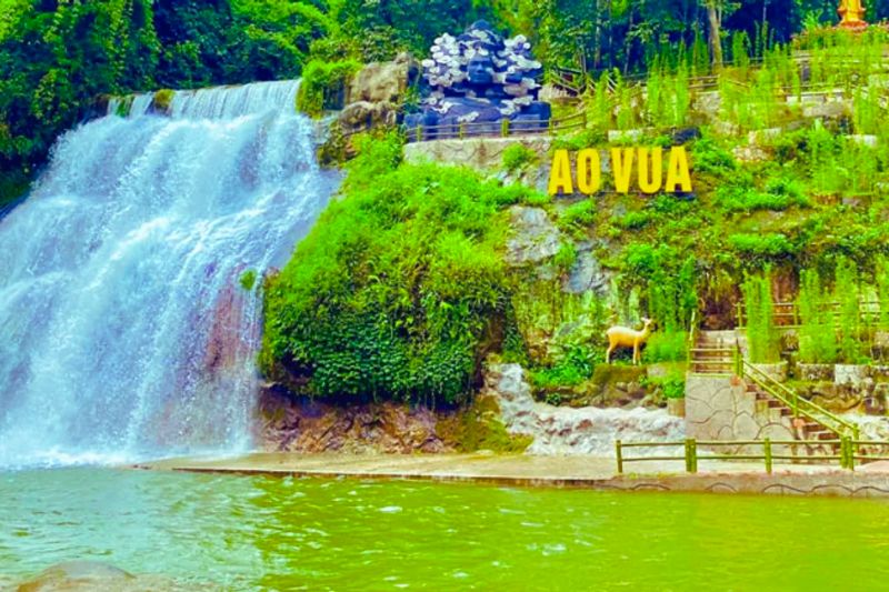 In August, when traveling to Ba Vi, do not miss famous destinations such as Ao Vua tourist area, Ba Vi National Park...