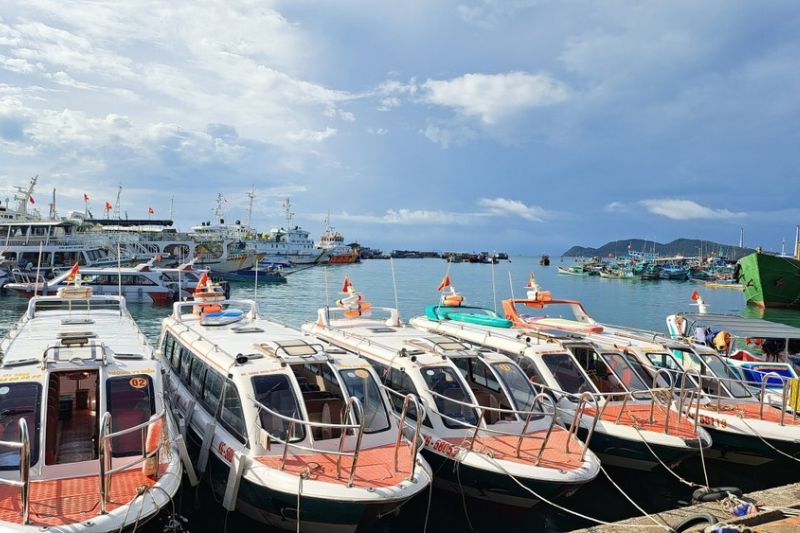 Visit An Thoi port to immerse yourself in the bustling atmosphere here