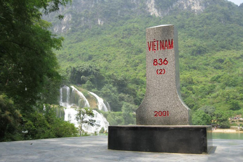Check-in at the border marker is also a memorable experience when visiting Ban Gioc waterfall