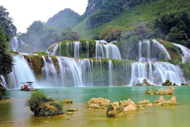 Ban Gioc Waterfall fascinates visitors because each season has a different beauty