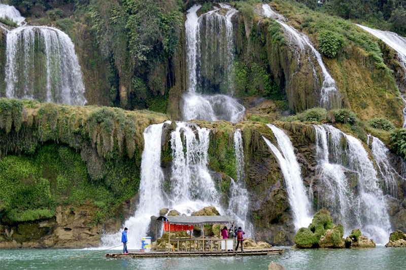 Taking a boat to see Ban Gioc waterfall is a great experience