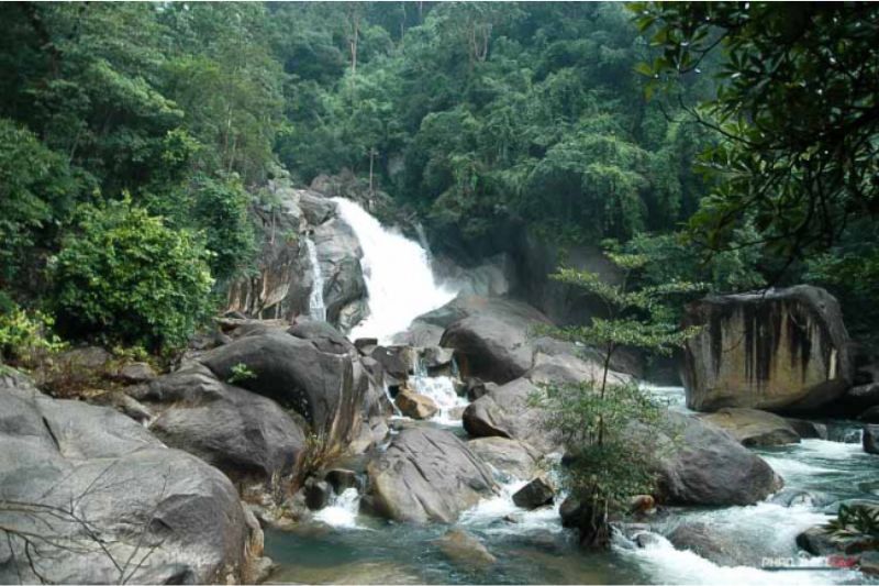 Ba Waterfall is gentle in the heart of Ong Mountain