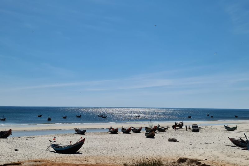 Ngu Thuy Beach - Immerse yourself in the life of fishermen in the fishing village
