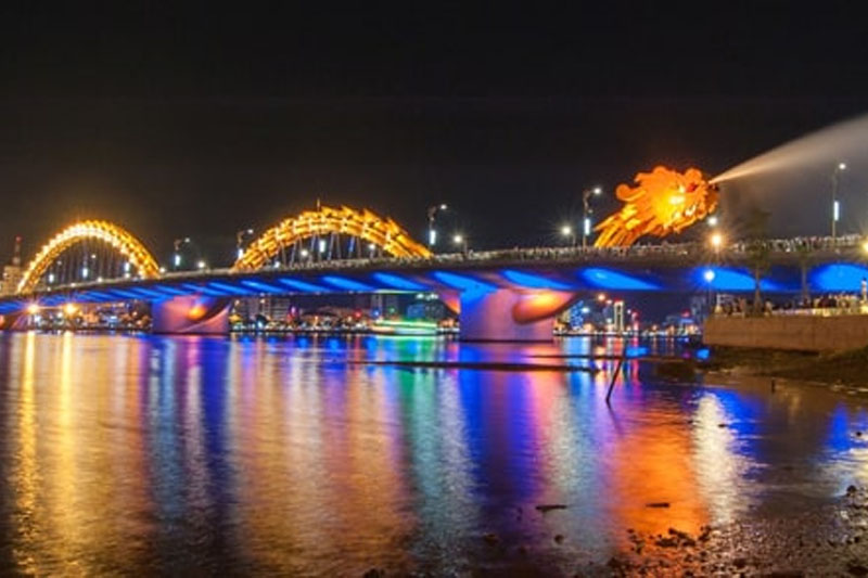 Dragon Bridge spray water creates a powerful stream of water, representing the aspiration of Da Nang city to reach out