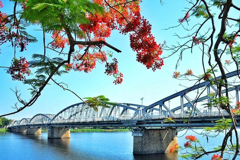 Trang Tien Bridge, Hue - Historical witness