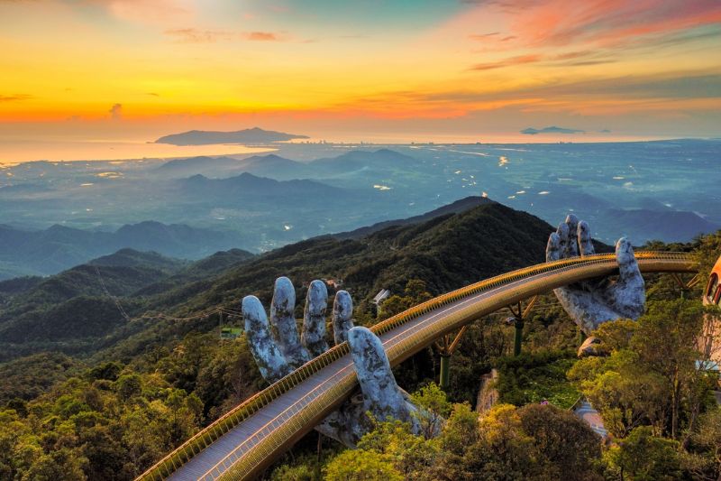 Da Nang Golden Bridge - a famous tourist destination loved by many tourists