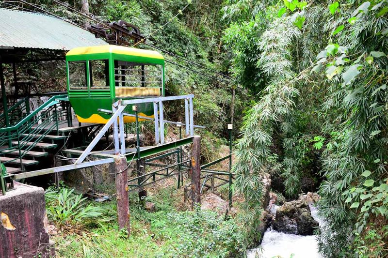 You can completely experience natural beauty of Datanla waterfall through the cable car system