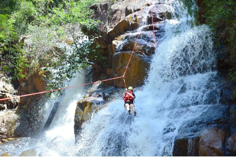 Come to Datanla waterfall, don't forget to challenge with the adventurous rope swing