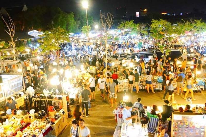 Vi Thanh Night Market is becoming more and more crowded and bustling at night
