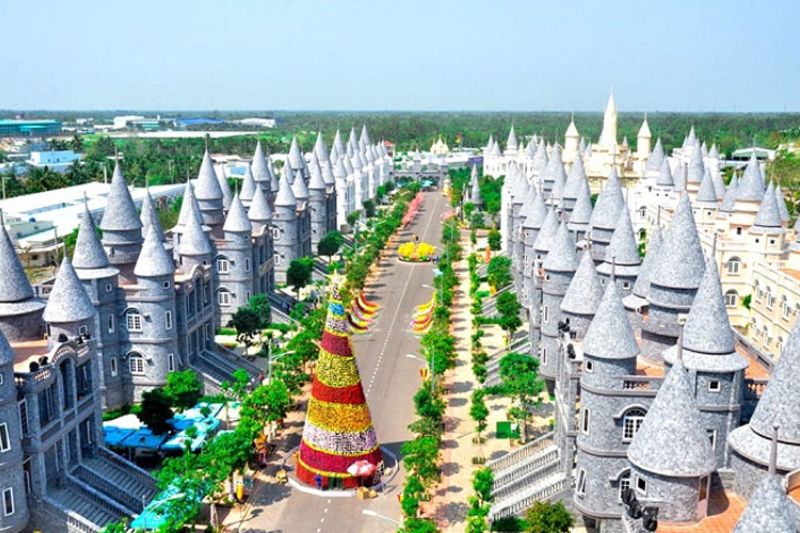 Kittyd & Minnied Amusement Park with miniature European architecture - an ideal destination in Hau Giang