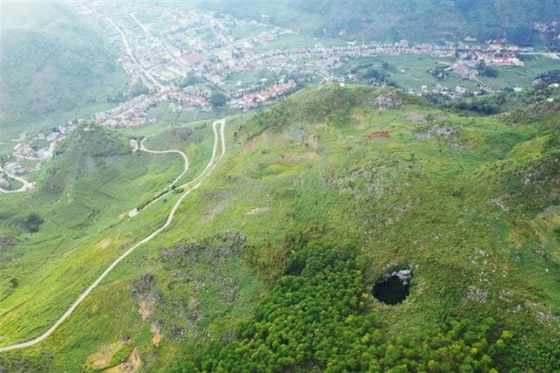 The Meo Vac sinkhole is located in the middle of a beautiful, wild mountain landscape with lush green vegetation
