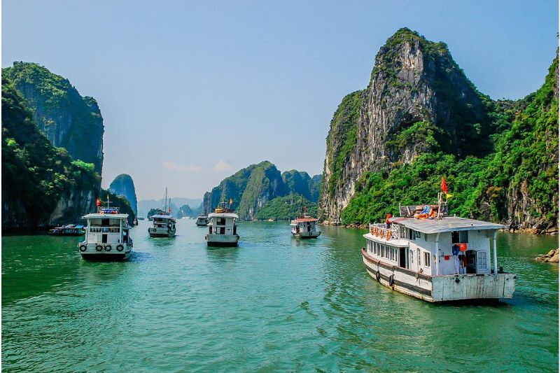 Visitors can travel to Ha Long by boat, plane or personal vehicle