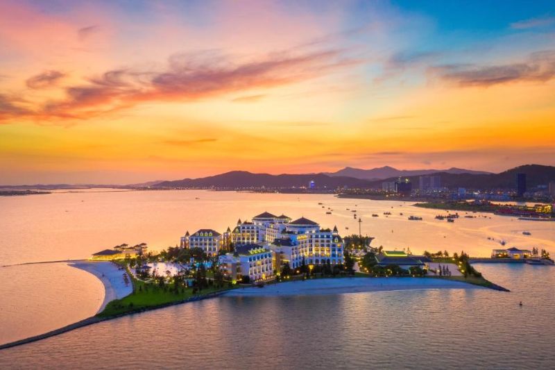 Vinpearl Resort & Spa Ha Long is lavishly lavish in the middle of Ha Long Bay