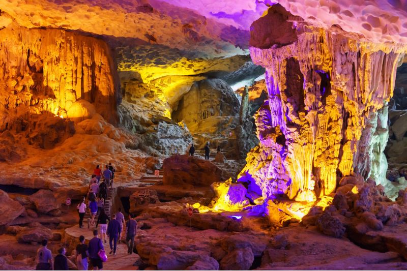 Coming to Ha Long Bay, visitors should not miss Sung Sot Cave