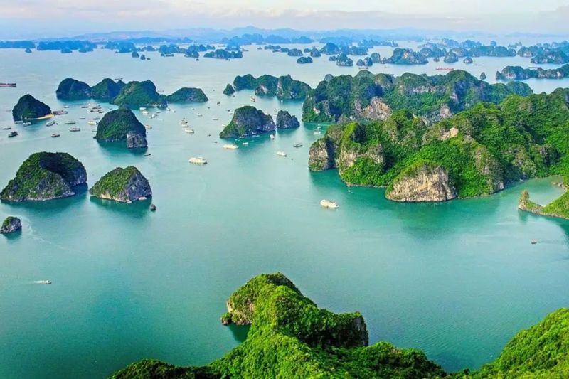 Traveling to Ha Long Bay around April - May is an extremely ideal time