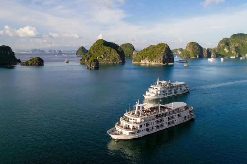 Traveling from Hanoi and Ho Chi Minh to Ha Long Bay can be via many different means such as: bus, plane, boat...