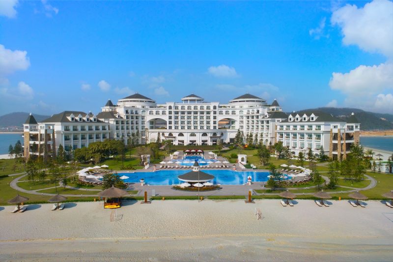 Ha Long Bay owns many high-end hotels, including Vinpearl Resort & Spa Ha Long