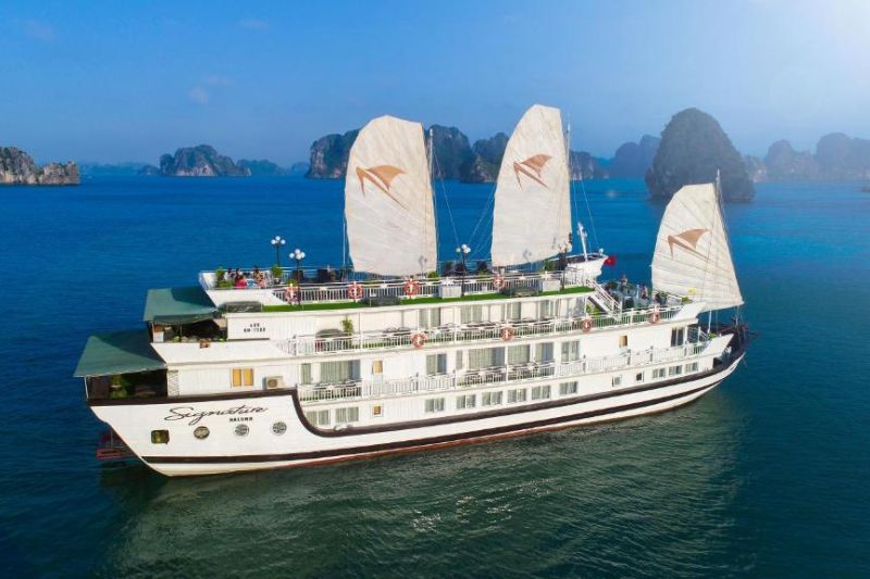 In Ha Long Bay, there are many high-class yacht parking spots that tourists should experience at least once
