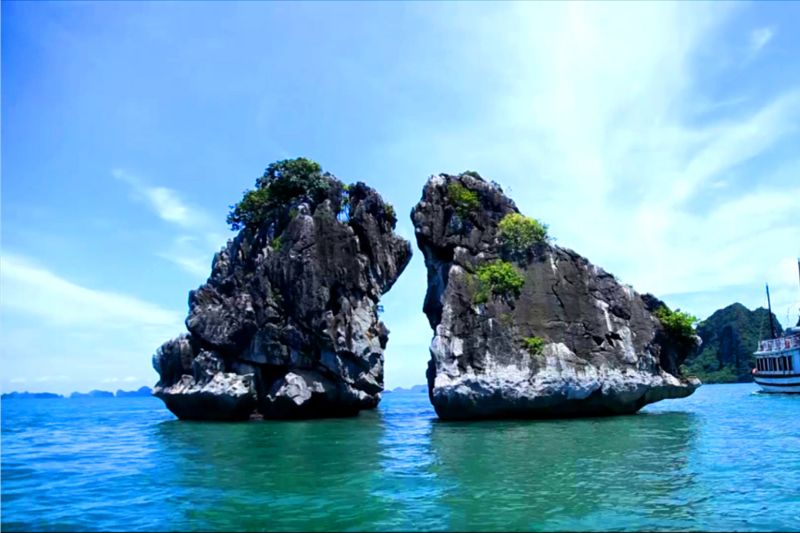 Traveling to Ha Long Bay is impossible without admiring and checking in at Trong Mai island