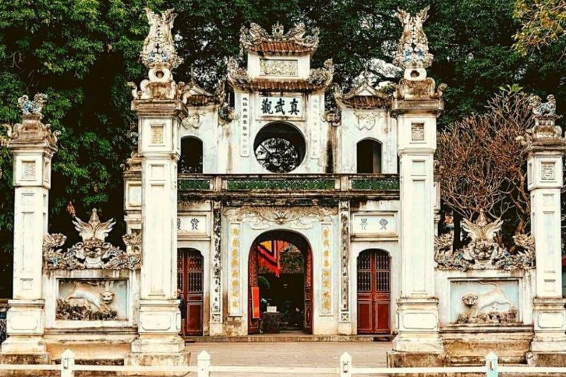 Quan Thanh Temple - The beauty of the 
