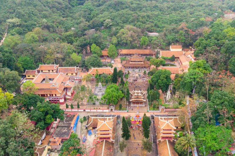 Huong Pagoda - a sacred spiritual destination on the weekend