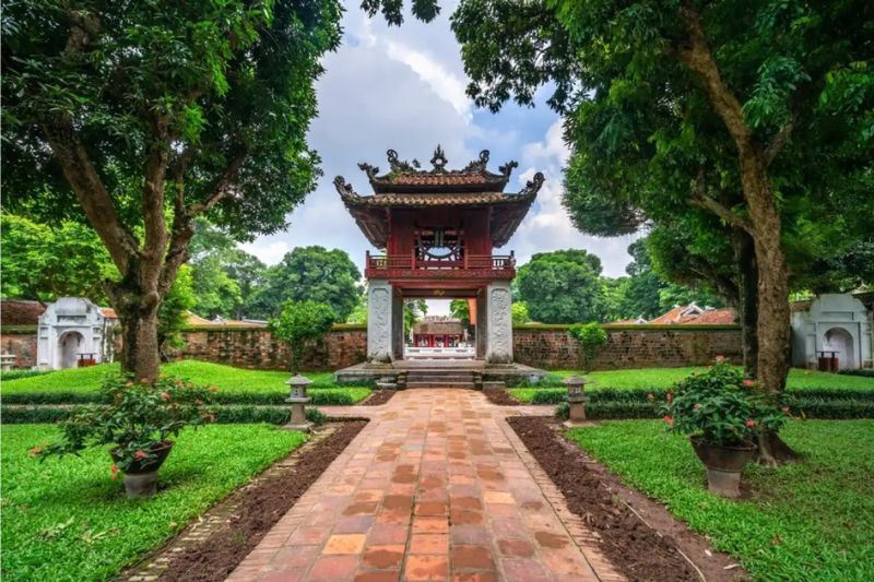 Quoc Tu Giam Temple of Literature - a destination that attracts tourists with unique architectural works
