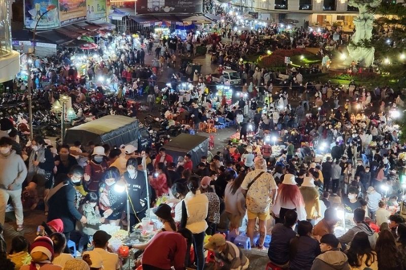 Da Lat night market is bustling and crowded, bustling with buyers and sellers