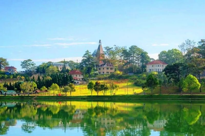 Xuan Huong Lake Dalat - romantic and charming beauty in the heart of the city