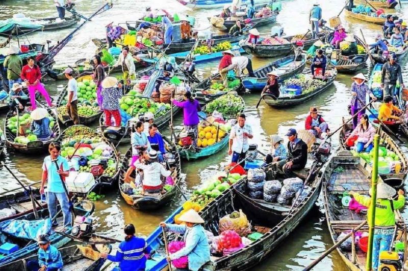Exciting shopping experience at Long Xuyen floating market