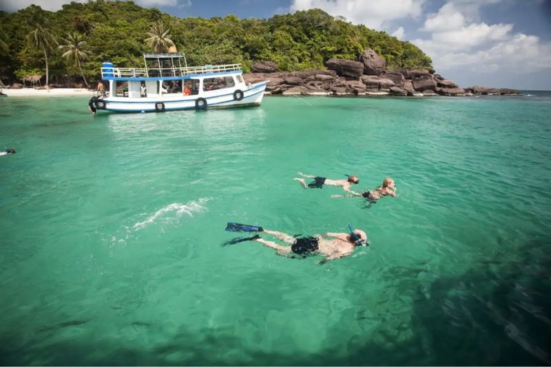 Experience sitting on a yacht to explore the beauty of May Rut island