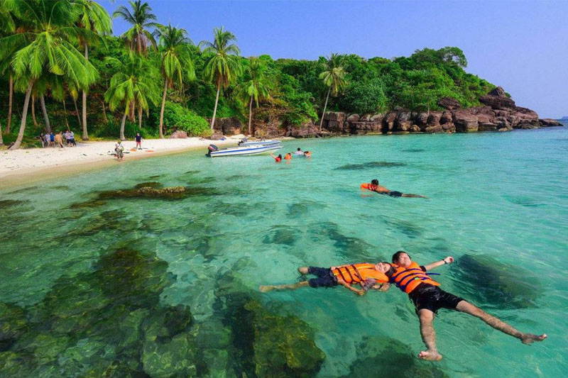Experience swimming at May Rut Islet to forget all your worries and fatigue