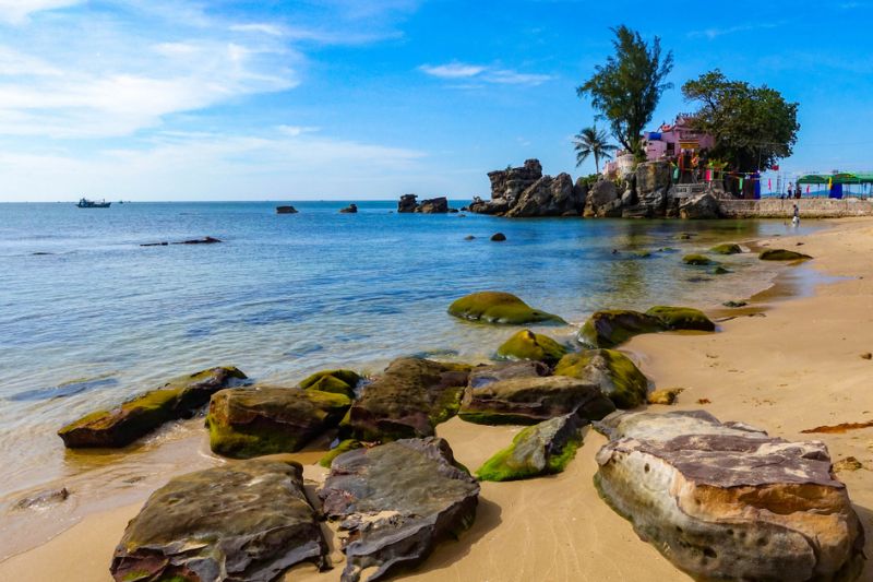 Dinh Cau beach in Phu Quoc is unspoiled and attractive to tourists
