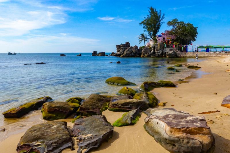Coming to Phu Quoc, tourists should not forget to visit Dinh Cau with unique architecture